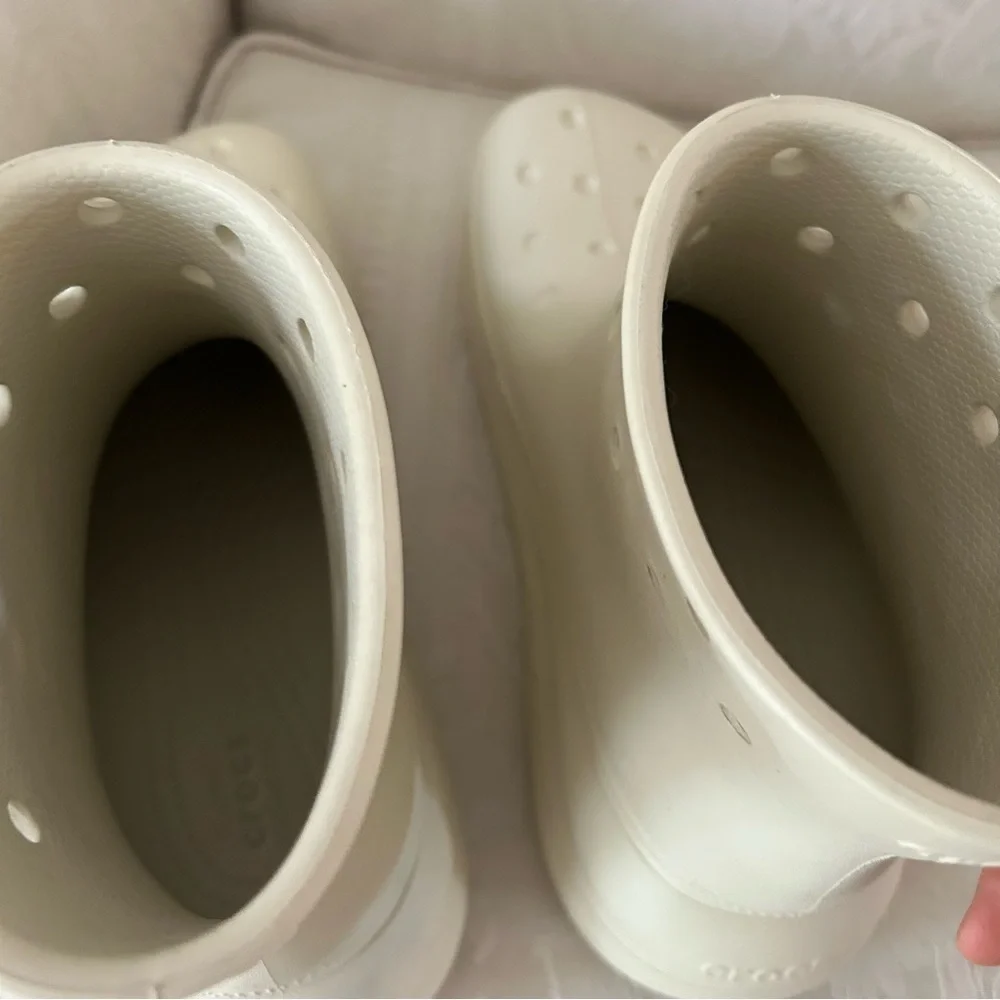 How lovely! Crocs crush platform rain boots in bone size 7